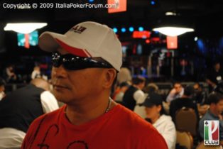 Main Wsop 2010, Oliva macina chip nel giorno di Johnny Chan