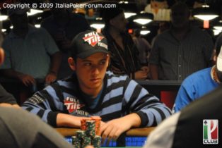 Main Wsop, Candio canta alla fortuna: “Baciami ancora”