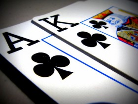 VIDEO Sondaggio – I Poker Player Conoscono le percentuali ? AK Vs 72