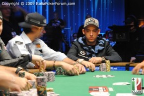 Pippo fa a braccio di ferro col Grinder…e lo costringe alla Bibbia