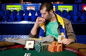 WSOP evento 48: vince Polychronopoulos. Numerose bandierine azzurre.