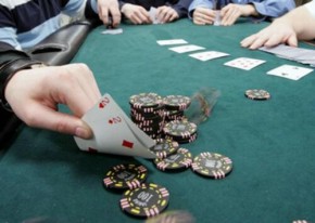 Altro rinvio per il poker live?
