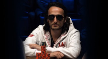 Il ‘furbo’ Kitai adatta il gioco grazie allo streaming! Anche così si vince un braccialetto…