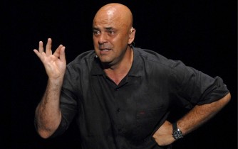 Anche Maurizio Crozza ci casca: che confusione tra gioco d’azzardo e poker!