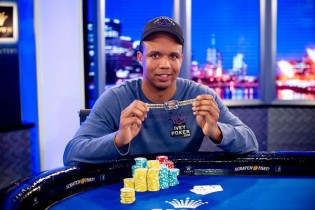 Phil Ivey vince il nono braccialetto!