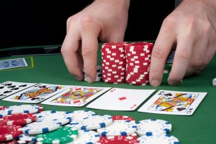 Tanto poker sotto l’ombrellone: dall’EPT del centenario al Venice Poker Open di ferragosto, tutto il poker del mese!