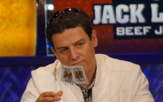 Il fotografo riesce a beccare le carte muckate da Mortensen!