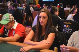 “Amore… Fai quello che mi piace, folda!”, due neo sposi allo stesso tavolo del Main Event