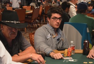 Rocco Palumbo si ferma vicino al Final Table in una mano letteralmente da fantascienza