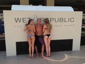 Enjoy life! I pool-party di Las Vegas.