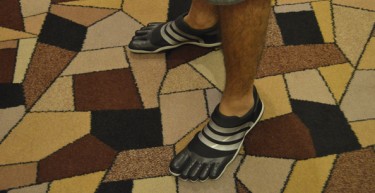 Faraz Jaka e le “scarpe del risparmio”