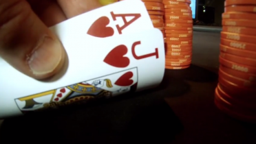 Chipleader, le strategie dei pro per vincere i tornei: AQ e AJ in middle stage