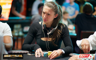 Aussie Millions: giocatrice sfiora col seno il cellulare, lo schermo si illumina e viene penalizzata!