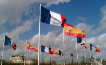 Conti illegali e skin in chiusura: tempi bui per il poker online in Francia e Spagna