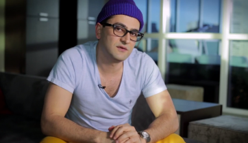 Esfandiari torna “Magician”: illusionista per le strade di Las Vegas nella web serie “Magic Strip”