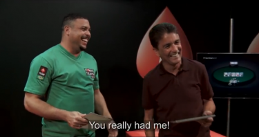 Ronaldo gioca a poker contro i passanti, ma che sorpresa quando spunta Bebeto!