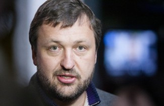 Tony G scommette un milione contro Nigel Farage: “Vuoi andare all in? La Gran Bretagna resterà nell’UE!”