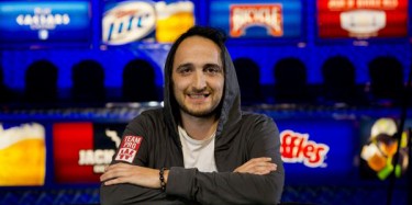 Jacob Schindler punta il braccialetto, Davidi Kitai comanda nel Six-Handed Omaha