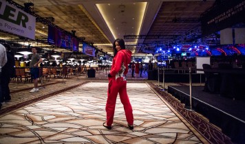 La nuova moda di queste WSOP: il tutone del pokerista!
