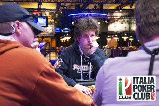 Caso curioso alle WSOP: Bendinelli rilancia e… il dealer gli ‘mucka’ le carte! Il parere del TD Christian Scalzi