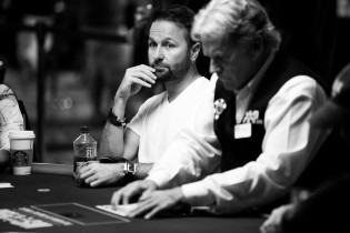 Daniel Negreanu sempre sopra le righe: regala 500 dollari a dieci suoi followers su Twitter!
