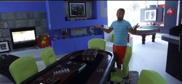 Daniel Negreanu ci mostra la sua villa a Las Vegas: spuntano un chihuahua e… una bionda