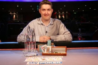 Leight Wiltshire, impresa 11 anni dopo Moneymaker: vince il Main Event dell’UKPC partendo da un centesimo!
