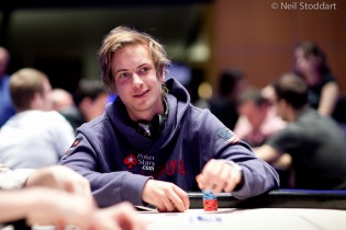Un Viktor Blom da record online, mai così in alto in carriera! Tre mani del rush di Viktor Blom da +$1.730.000!