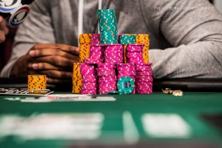 Rubate chips per 400.000 dollari nella casa di un poker player!