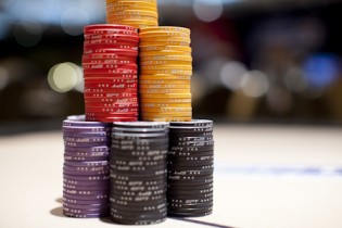 Gestire stack e posizioni degli avversari nei tornei multitavolo