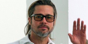Nice hand per Brad Pitt: ‘bluffa’ a poker per regalare 25.000 dollari a un autista!
