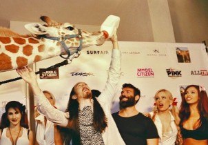 Ivey sponsorizza l’epico poker party a casa Bilzerian: con Aoki c’è anche una giraffa!