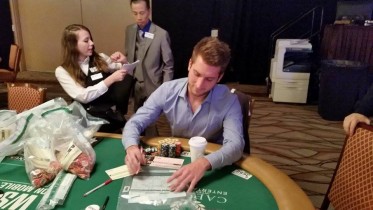 Negreanu a sinistra, il chipleader del tavolo a destra: gli avversari di Butteroni al Day7 del Main WSOP