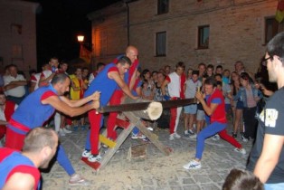 Il poker si intreccia con l’intrattenimento: organizzati giochi medioevali a squadre per i qualificati di Malta