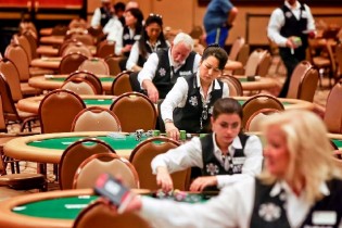 Pensate a un’estate alternativa? Candidatevi per fare il dealer alle WSOP!