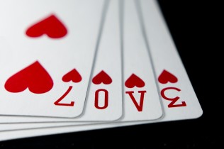 Russia: si gioca la moglie in una mano di poker e perde, lei chiede il divorzio e sposa il vincitore