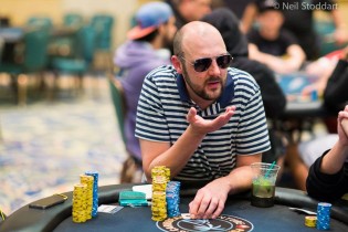 McCormick perde le staffe alla PCA! Insulta e spintona Hajiyev, poi annuncia: “Farò all-in ogni mano che giochi!”