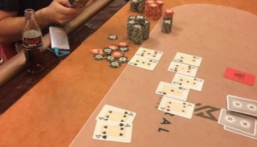 Straight flush vs quads: Daniel Cates da urlo al Big Game di Manila!