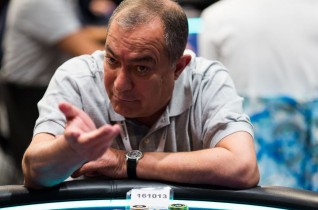 Epic fail al Super High Roller da 50k: Manuchehr Khangah mostra le sue carte… al turn!