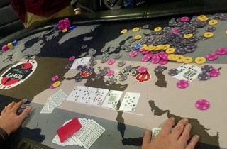 Tilt al WPT: perde un cooler con gli assi, scaglia le chips sul tavolo e viene squalificato!
