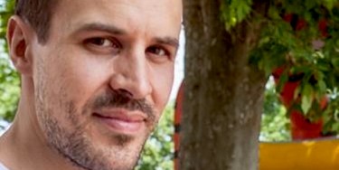 Vince in simultanea due tornei da 19.000 e 12.000 iscritti: l’impresa impossibile di un infermiere francese