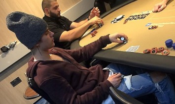 Justin Bieber all’Empire di Londra. Un testimone rivela: “Giocava a cash 5/10 con i suoi bodyguard”