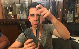 Quando il sogno va in frantumi… Aldemir e McDonald mostrano i loro trofei rotti!