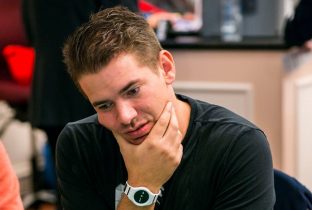 Rettenmaier folda full al primo livello del WPT Bay 101: poteva perdere solo da un poker!