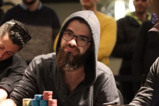 PartyPoker Millions Phase 1A: 26 player al day1, Papazian chipleader