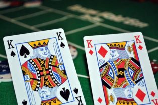 Punti di vista MTT: K-K con draw 2nd nut su flop monotone Jack high sul push di un Reg