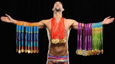 Dopo la collezione di ori olimpici Phelps vuole il braccialetto: è nel Tag Team con Esfandiari, Rast e Gross!