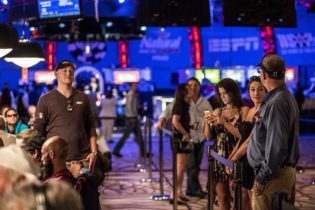 “Rail troppo vicino ai tavoli”: polemica alle WSOP dopo il final table del Colossus!