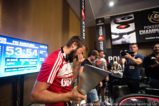 Le lacrime di gioia di Cairat: vince 432.000€ al primo torneo live dopo essere rimasto con un buio!