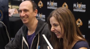 La storia di Maria Konnikova, che vince a poker per scrivere un libro: “Ho il miglior coach al mondo”